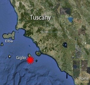 Tàu du lịch hạng sang bị nghiêng, hơn 4.000 người phải sơ tán - 3