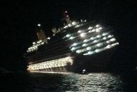 Tàu du lịch hạng sang bị nghiêng, hơn 4.000 người phải sơ tán - 1