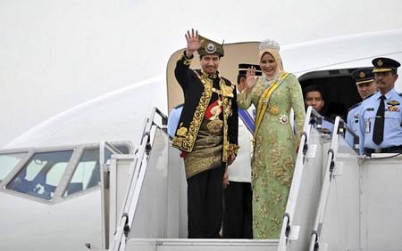 Quốc vương nhiều tuổi nhất Malaysia lên ngôi  - 5