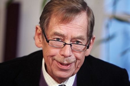 Những nhân vật nổi tiếng thế giới ra đi năm 2011 - 8