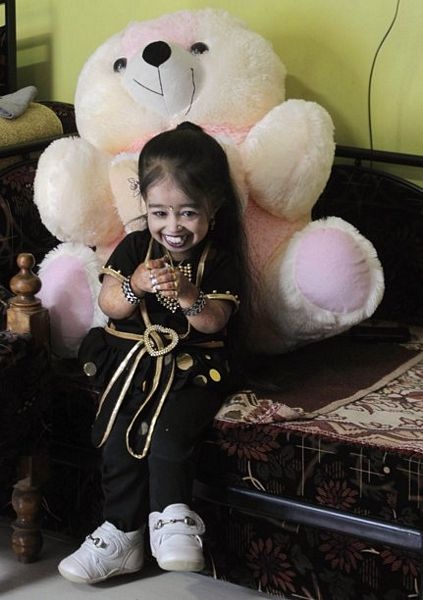 Cô gái 18 tuổi cao chưa đầy 63 cm - 12