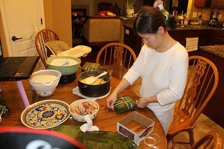 Cô dâu Việt trên đất Mỹ trổ tài gói bánh chưng - 3