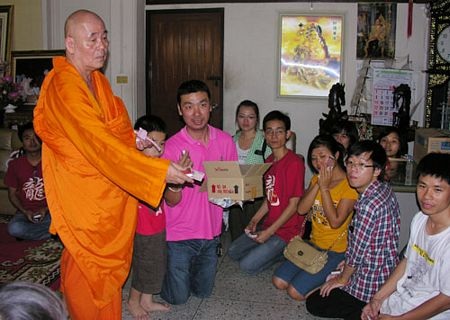 Ngày xuân đi lễ chùa Việt Nam ở Bangkok - 1 Ngày xuân đi lễ chùa Việt Nam ở Bangkok - 1