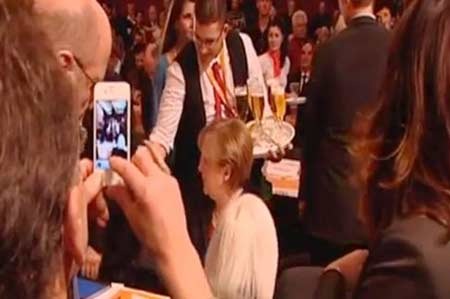 Thủ tướng Đức bị đổ bia vào lưng - 1