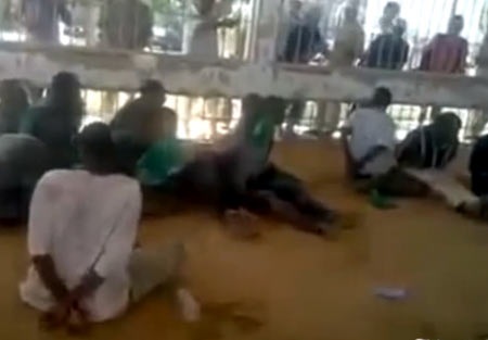 Phẫn nộ video quân nổi dậy Libya nhốt người da đen như súc vật