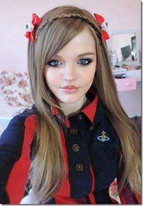 Nữ sinh mang khuôn mặt của búp bê Barbie - 1 Nữ sinh mang khuôn mặt của búp bê Barbie - 1