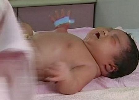 Bé sơ sinh nặng trên 7kg - 1 Bé sơ sinh nặng trên 7kg - 1