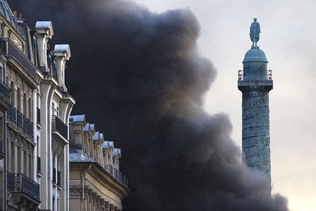 Hoả hoạn lớn tại quảng trường cổ nổi tiếng ở Paris - 3 Hoả hoạn lớn tại quảng trường cổ nổi tiếng ở Paris