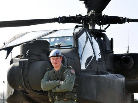 Hoàng tử Anh lái siêu trực thăng Apache - 1 Hoàng tử Anh lái siêu trực thăng Apache - 1