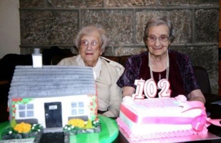 Cặp song sinh sống lâu nhất thế giới - 1 Cặp song sinh sống lâu nhất thế giới - 1