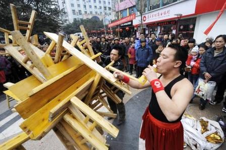 “Nâng bổng” 23 chiếc ghế gỗ bằng… răng - 3