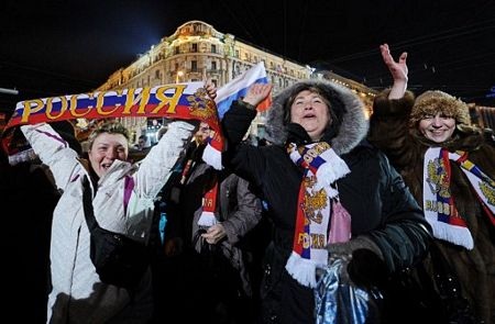 Người Nga đổ ra đường mừng Putin chiến thắng 