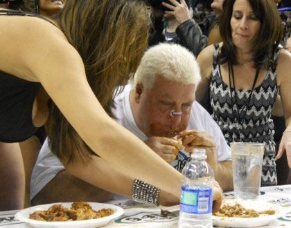 Ăn hết 337 cánh gà trong 30 phút - 2