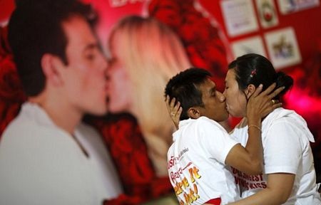 Thi “khoá môi” lâu nhất mừng Valentine ở Thái Lan  - 5