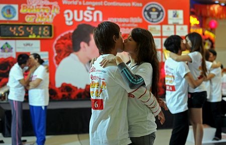 Thi “khoá môi” lâu nhất mừng Valentine ở Thái Lan  - 2