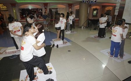 Thi “khoá môi” lâu nhất mừng Valentine ở Thái Lan  - 3