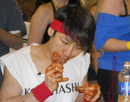 Ăn hết 337 cánh gà trong 30 phút - 3