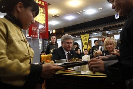 Thủ tướng Canada ăn mì bình dân ở Bắc Kinh - 2 Thủ tướng Canada ăn mì bình dân ở Bắc Kinh - 2
