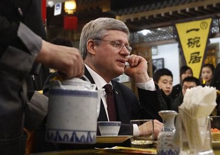 Thủ tướng Canada ăn mì bình dân ở Bắc Kinh - 1