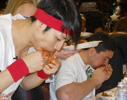 Ăn hết 337 cánh gà trong 30 phút - 4