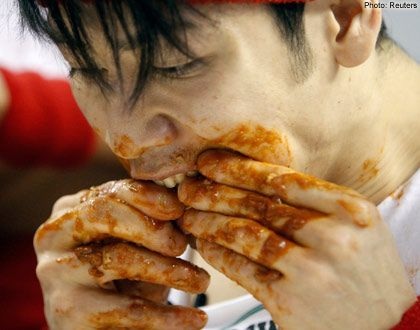 Ăn hết 337 cánh gà trong 30 phút - 5