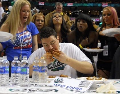 Ăn hết 337 cánh gà trong 30 phút - 6