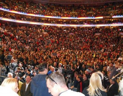 Ăn hết 337 cánh gà trong 30 phút - 1