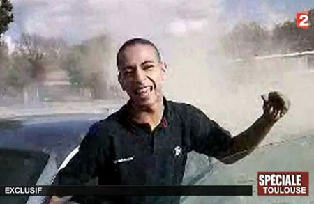 Bố nghi cản xả súng thuê luật sư kiện nước Pháp 