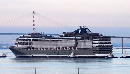 Con trai Gadhafi đóng siêu tàu du lịch trang bị bể chứa cá mập - 1 Con trai Gadhafi đóng siêu tàu du lịch trang bị bể chứa cá mập