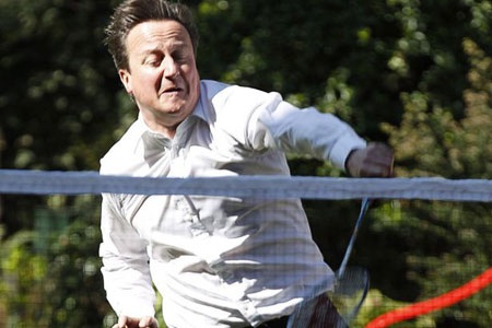 Thủ tướng Anh đấu cầu lông hết mình 