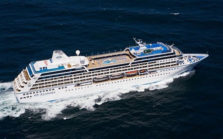 Siêu tàu du lịch bốc cháy trên biển đang hướng về Malaysia - 1 Siêu tàu du lịch bốc cháy trên biển đang hướng về Malaysia