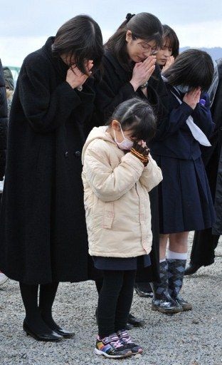 Người Nhật mặc niệm các nạn nhân động đất/sóng thần