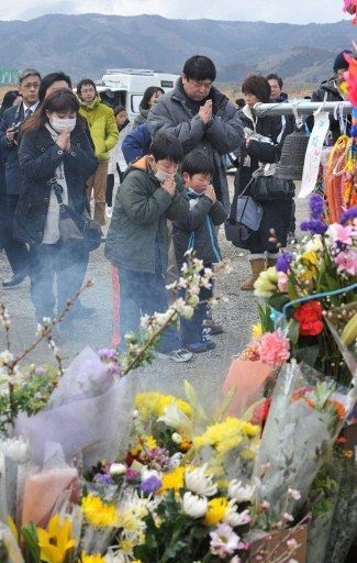 Người Nhật mặc niệm các nạn nhân động đất/sóng thần