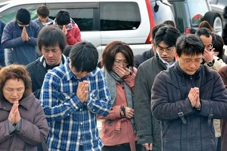 Người Nhật mặc niệm các nạn nhân động đất/sóng thần