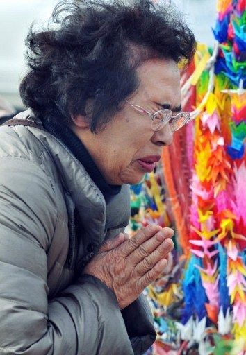 Người Nhật mặc niệm các nạn nhân động đất/sóng thần