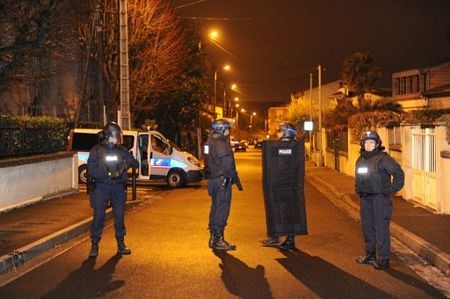 Kịch tính chiến dịch vây bắt nghi can xả súng ở Pháp