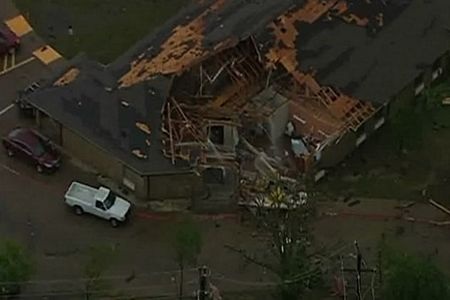 Lốc xoáy dữ dội tấn công nước Mỹ, hất xe tải lên không trung 