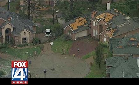 Lốc xoáy dữ dội tấn công nước Mỹ, hất xe tải lên không trung 