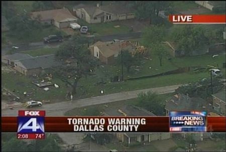 Lốc xoáy dữ dội tấn công nước Mỹ, hất xe tải lên không trung 