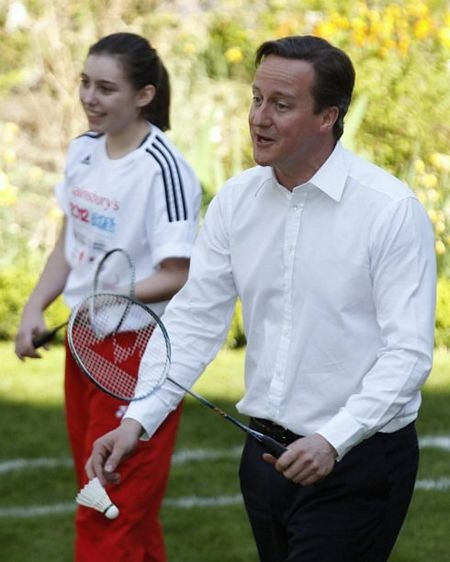 Thủ tướng Anh đấu cầu lông hết mình 