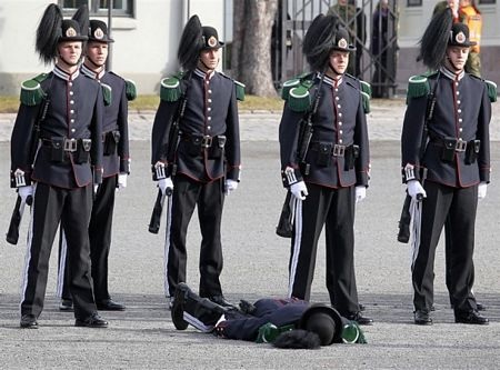 Binh sĩ Na Uy bị ngất trong lễ đón Thái tử Anh - 1 Binh sĩ Na Uy bị ngất trong lễ đón Thái tử Anh