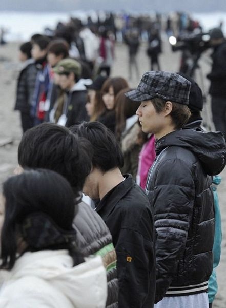 Người Nhật mặc niệm các nạn nhân động đất/sóng thần