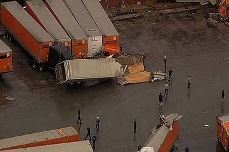 Lốc xoáy dữ dội tấn công nước Mỹ, hất xe tải lên không trung 