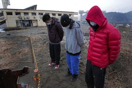 Người Nhật mặc niệm các nạn nhân động đất/sóng thần