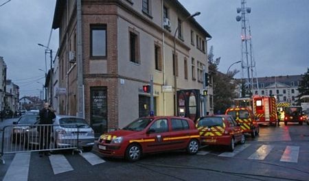 Kịch tính chiến dịch vây bắt nghi can xả súng ở Pháp