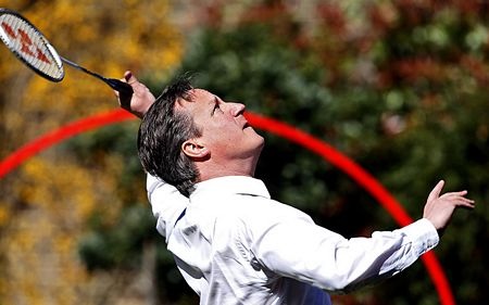 Thủ tướng Anh đấu cầu lông hết mình 