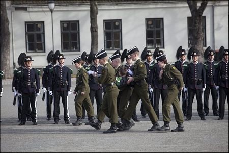 Binh sĩ Na Uy bị ngất trong lễ đón Thái tử Anh - 3 Binh sĩ Na Uy bị ngất trong lễ đón Thái tử Anh
