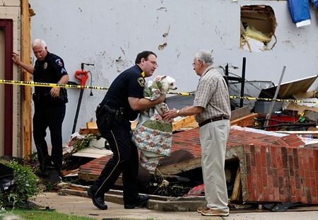 Lốc xoáy dữ dội tấn công nước Mỹ, hất xe tải lên không trung 