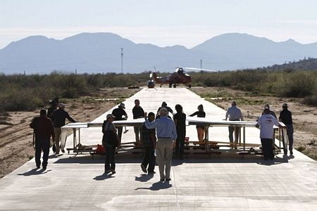 Máy bay giấy khổng lồ nặng 360kg cất cánh