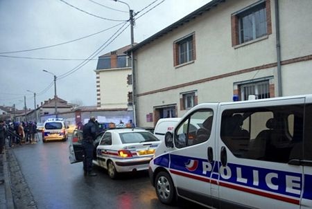 Kịch tính chiến dịch vây bắt nghi can xả súng ở Pháp